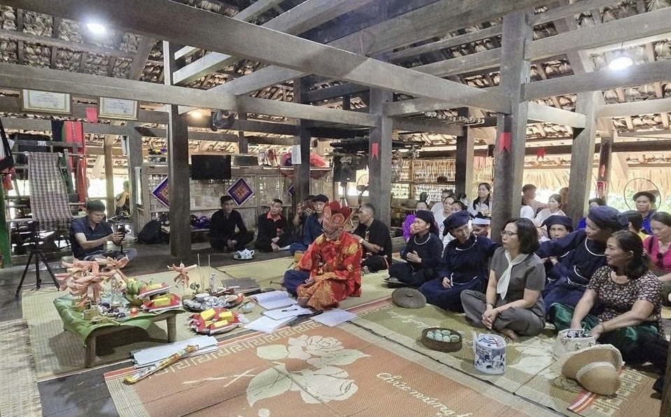 Không chỉ là nghi thức thay bàn thờ gia tiên, ""tôi chòng" còn là dịp để các thế hệ người Tày tiếp nối truyền thống hiếu kính với cội nguồn
