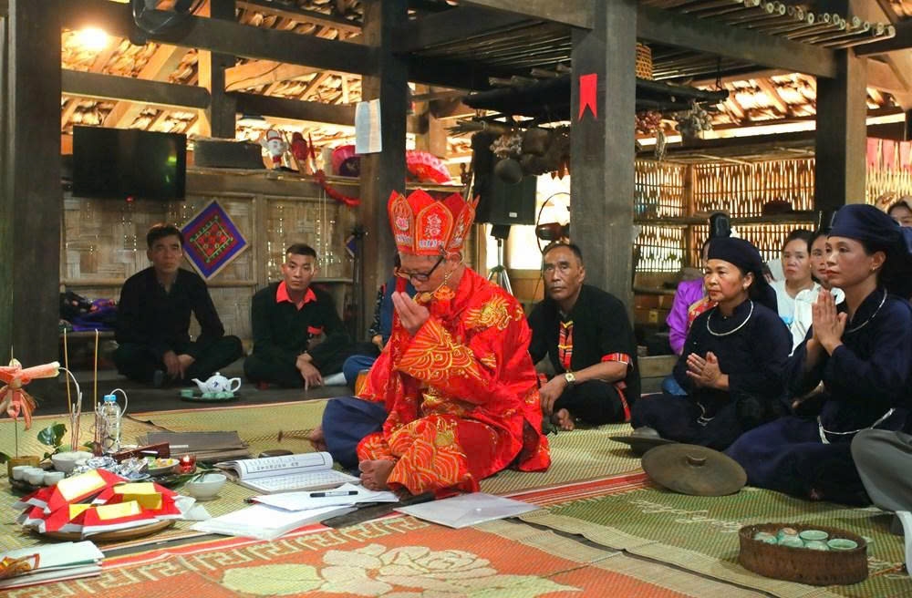 Thầy cúng chủ trì nghi lễ “tôi chòng”, cầu bình an và phúc lành cho gia chủ