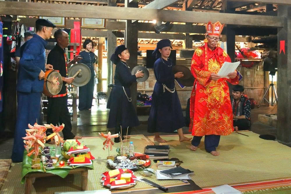 Nghi lễ ""tôi chòng" là không gian sinh hoạt văn hóa cộng đồng, nơi các thế hệ cùng thực hành và trao truyền những giá trị truyền thống của dân tộc Tày