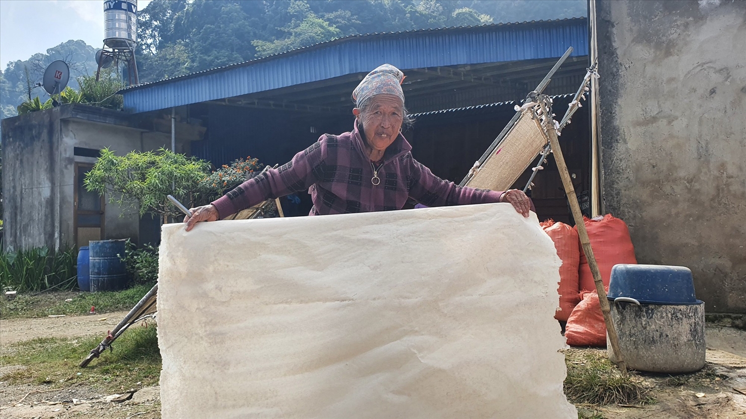 Làm giấy giang tỉ mỉ, vất vả nhưng đồng bào Mông vẫn giữ nghề để giữ lấy một phần “căn cước” văn hóa của dân tộc mình.