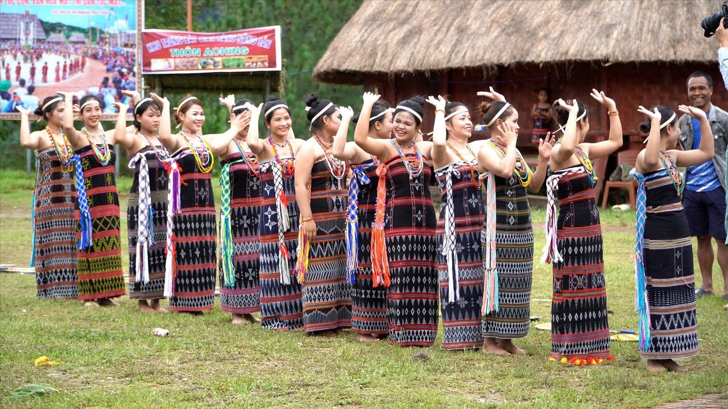 Phụ nữ Cơ-tu uyển chuyển trong điệu múa truyền thống của dân tộc