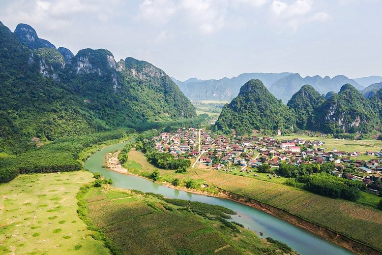 Làng Tân Hoá sở hữu phong cảnh sơn thủy hữu tình với những dãy núi đá vôi trùng điệp
