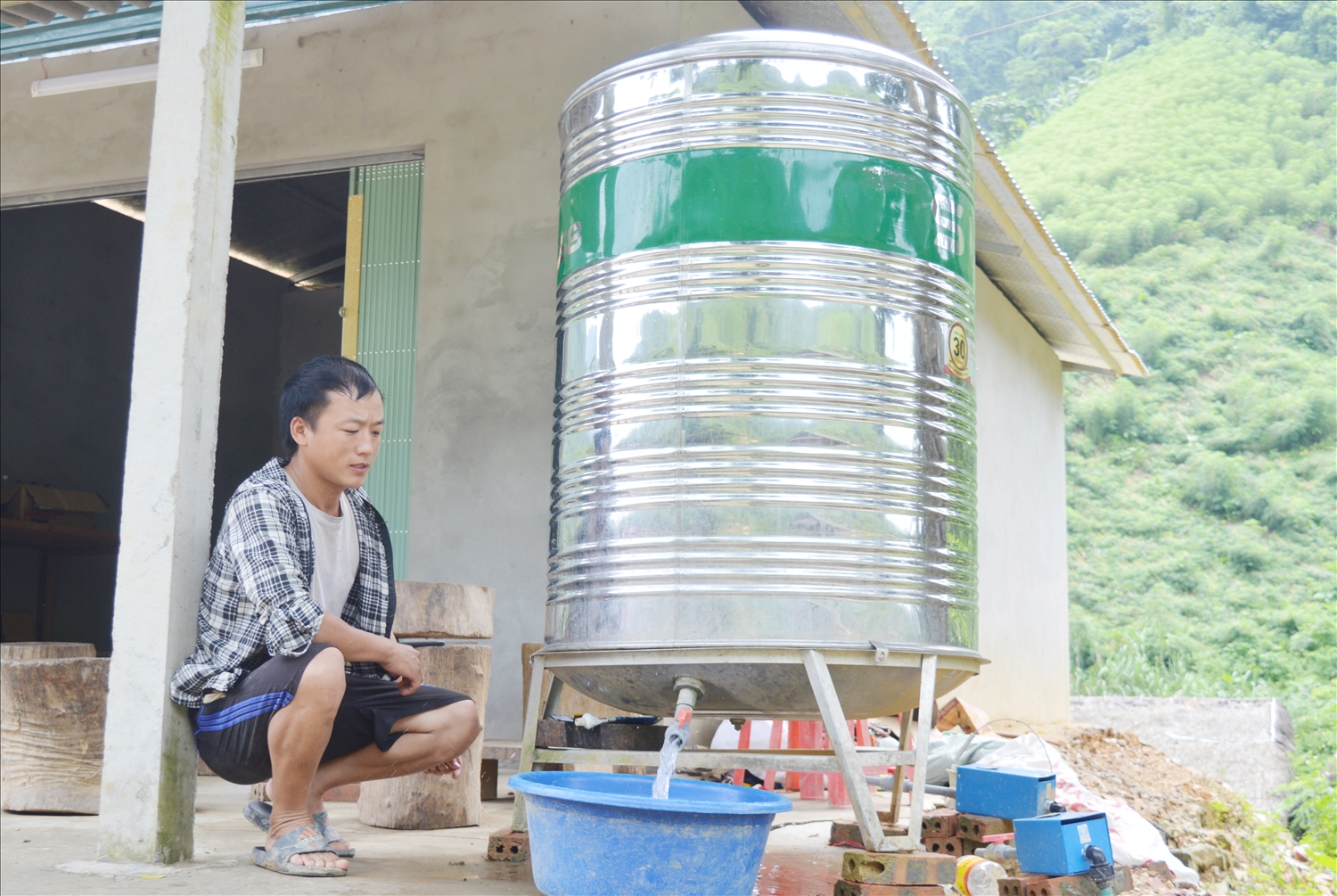 Gia đình anh Lương Văn Mềnh, thôn Khuôn Làn, xã Tri Phú được hỗ trợ bồn chứa nước sinh hoạt từ nguồn vốn Dự án 1 Chương trình MTQG 1719