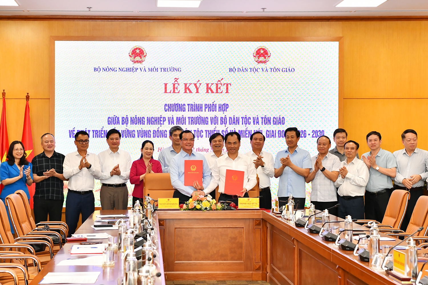 Bộ trưởng Bộ Dân tộc và Tôn giáo Nguyễn Đình Khang và Bộ trưởng Bộ Nông nghiệp và Môi trường Trịnh Việt Hùng ký kết Chương trình phối hợp phát triển bền vững vùng đồng bào dân tộc thiểu số và miền núi giai đoạn 2026-2030, trong đó có nội dung giải quyết dứt điểm tình trạng thiếu nước sinh hoạt cho 100% người dân vùng đồng bào dân tộc thiểu số và miền núi