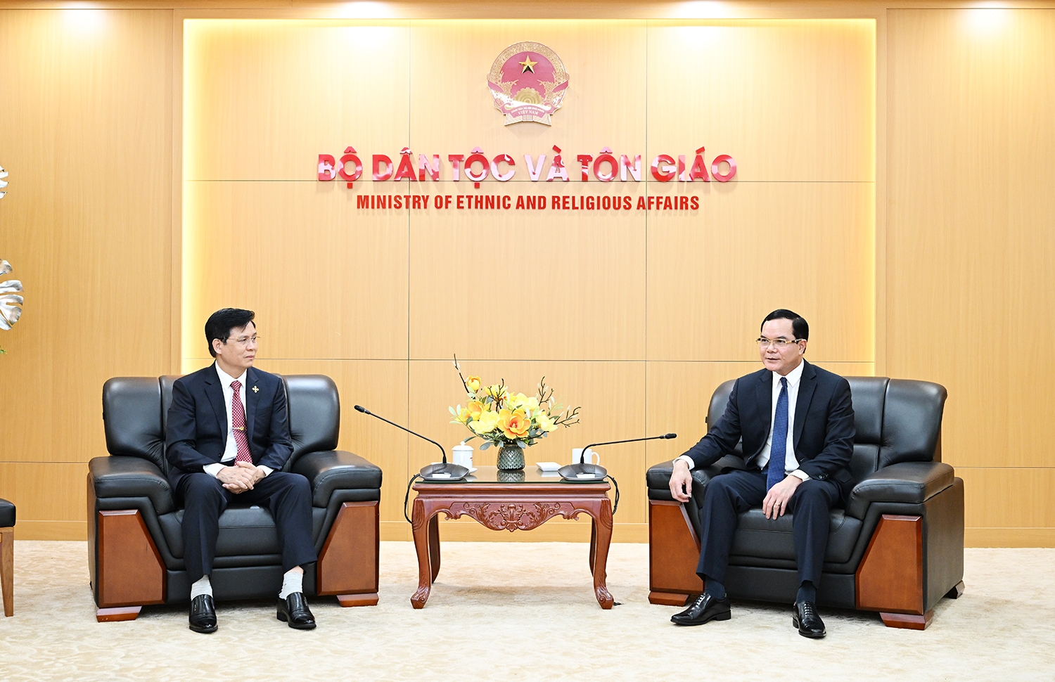 Bộ trưởng Bộ Dân tộc và Tôn giáo Nguyễn Đình Khang và Mục sư Nguyễn Hữu Mạc, Hội trưởng Tổng hội Hội thánh Tin Lành Việt Nam (miền Bắc)