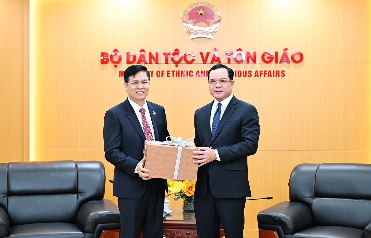 Bộ trưởng Bộ Dân tộc và Tôn giáo Nguyễn Đình Khang gửi tặng quà tới Ban Trị sự Tổng hội Hội thánh Tin Lành Việt Nam (miền Bắc) 