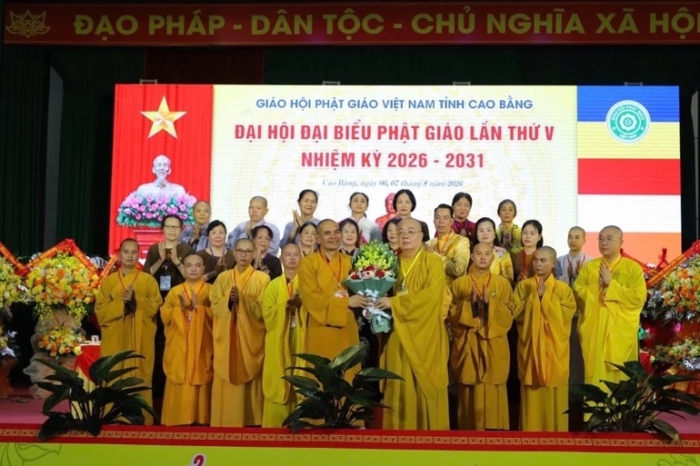 Hòa thượng Thích Thanh Nhiễu tặng hoa chúc mừng tân Trưởng ban Trị sự tỉnh Cao Bằng
