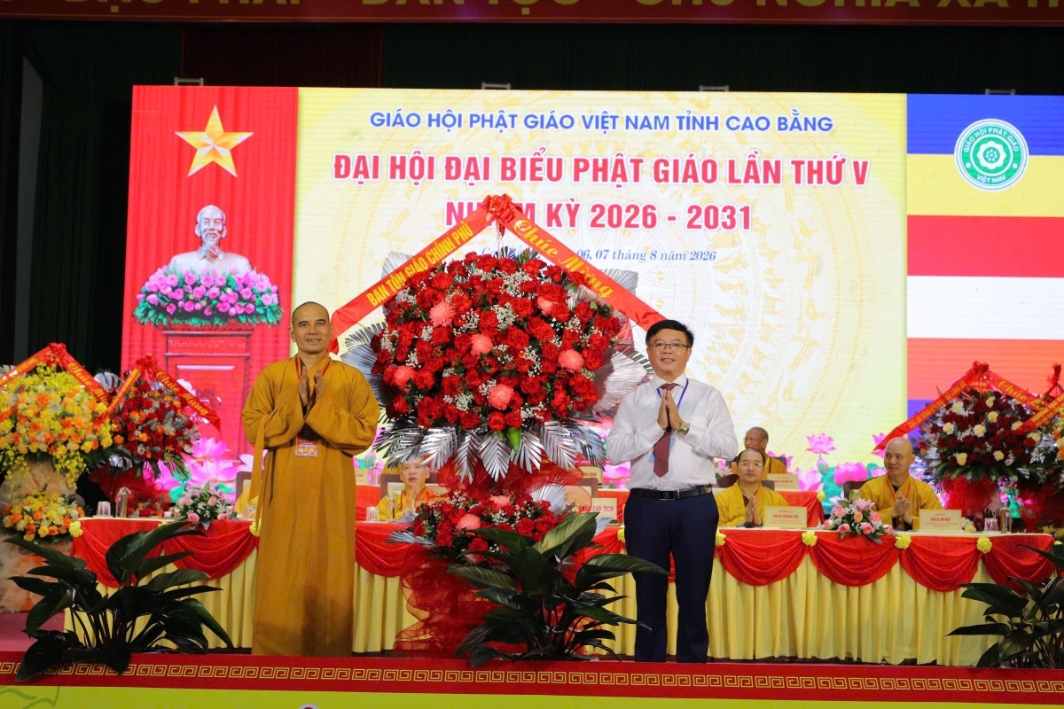 Đại diện Ban Tôn giáo Chính phủ tặng hoa chúc mừng Đại hội