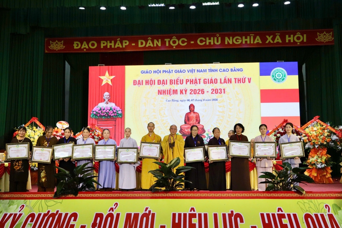 Ban Tổ chức trao Bằng tuyên dương công đức đến các cá nhân đã có nhiều đóng góp cho Giáo hội Phật giáo Việt Nam tỉnh Cao Bằng