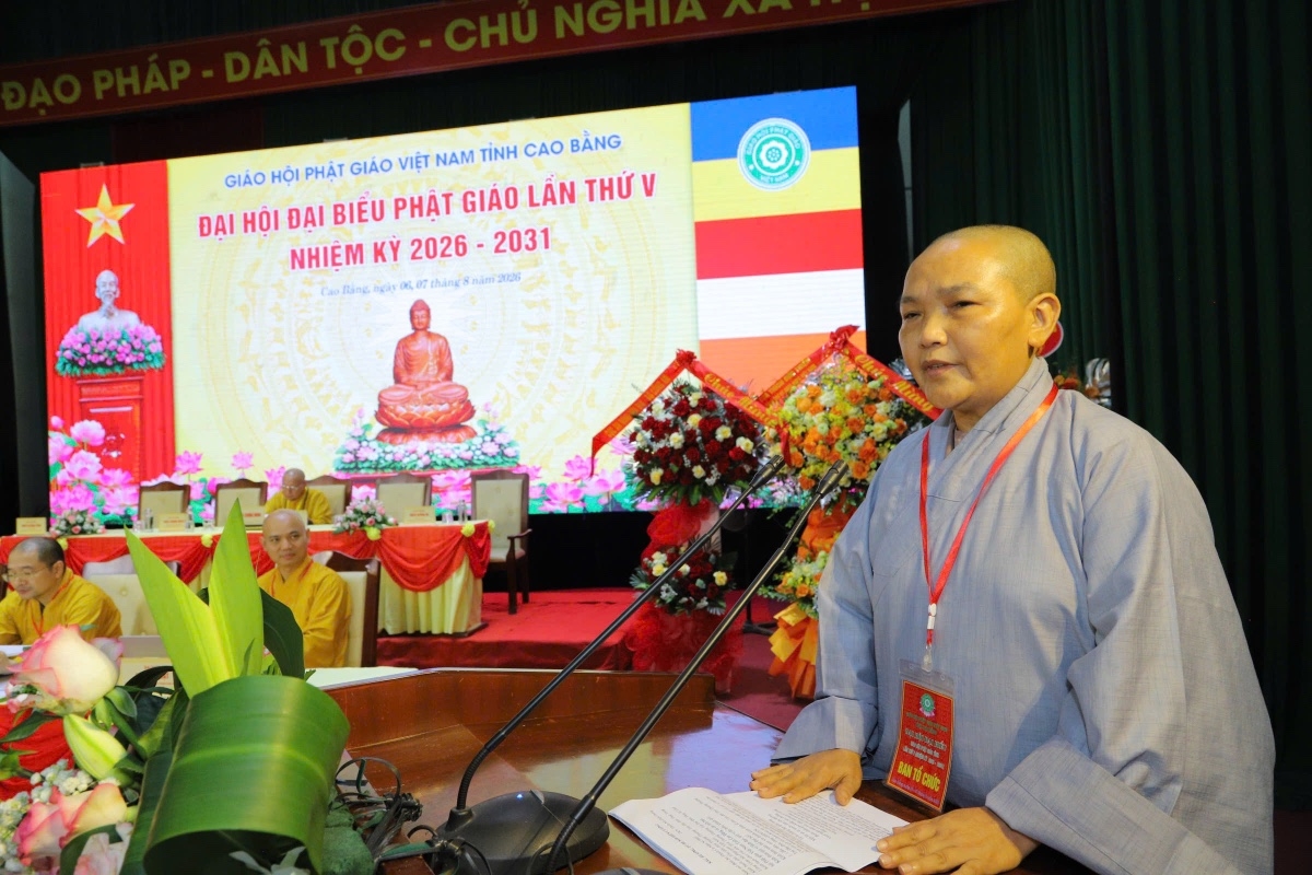 Sư cô Thích Diệu Thông, Ủy viên Thường trực, Trưởng Ban Từ thiện Phật giáo tỉnh Cao Bằng trình bày tham luận với chủ đề “Sắc hương từ bi, nơi biên cương”