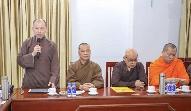 Thượng tọa Thích Minh Nhẫn, Ủy viên Thư ký Hội đồng Trị sự, Phó Chánh Văn phòng II phát biểu tại cuộc họp