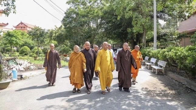 Chư tôn đức tham quan nơi tổ chức Đại hội X