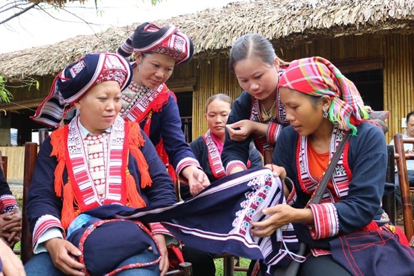 Ứng dụng công nghệ số để bảo tồn, phát huy giá trị văn học dân gian của các dân tộc thiểu số phải gắn kết, kết nối chặt chẽ với việc bảo tồn, phát huy các thành tố văn hóa khác, như: phong tục tập quán, tiếng nói, chữ viết, trang phục, dân ca, dân vũ, dân nhạc… 