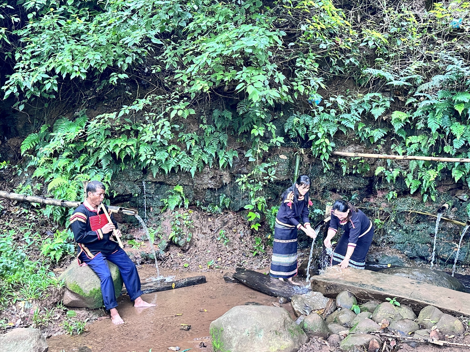  Đối với người Ê Đê, khi lập buôn làng họ thường chọn những nơi có mạch nước ngầm nằm sâu trong rừng để lập bến nước, vì đây sẽ là nguồn cung cấp nước chính nuôi dưỡng cho các thế hệ con cháu của họ