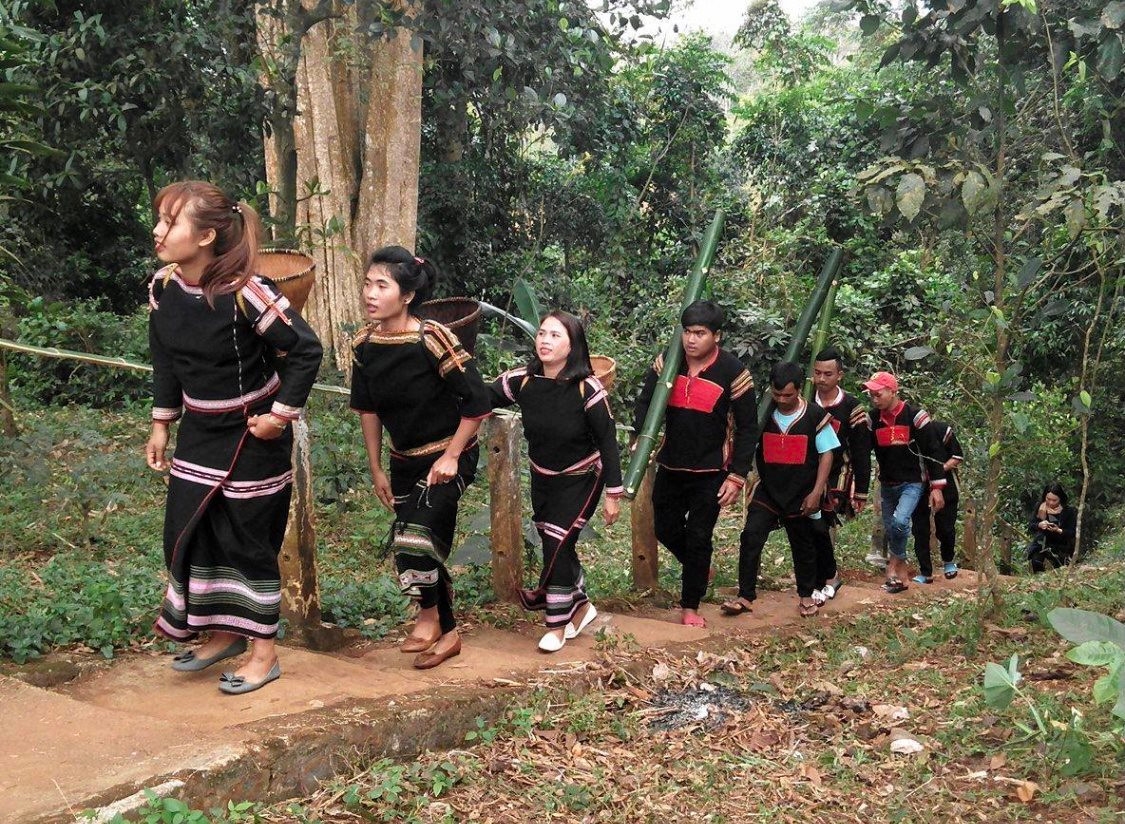 Phần lớn người Ê Đê ở tỉnh Đắk Lắk nói riêng và các dân tộc địa tại Tây Nguyên nói chung sống dựa vào thiên nhiên nên đất, rừng, nước là những yếu tố thiết yếu cho sự phồn vinh của bản làng…