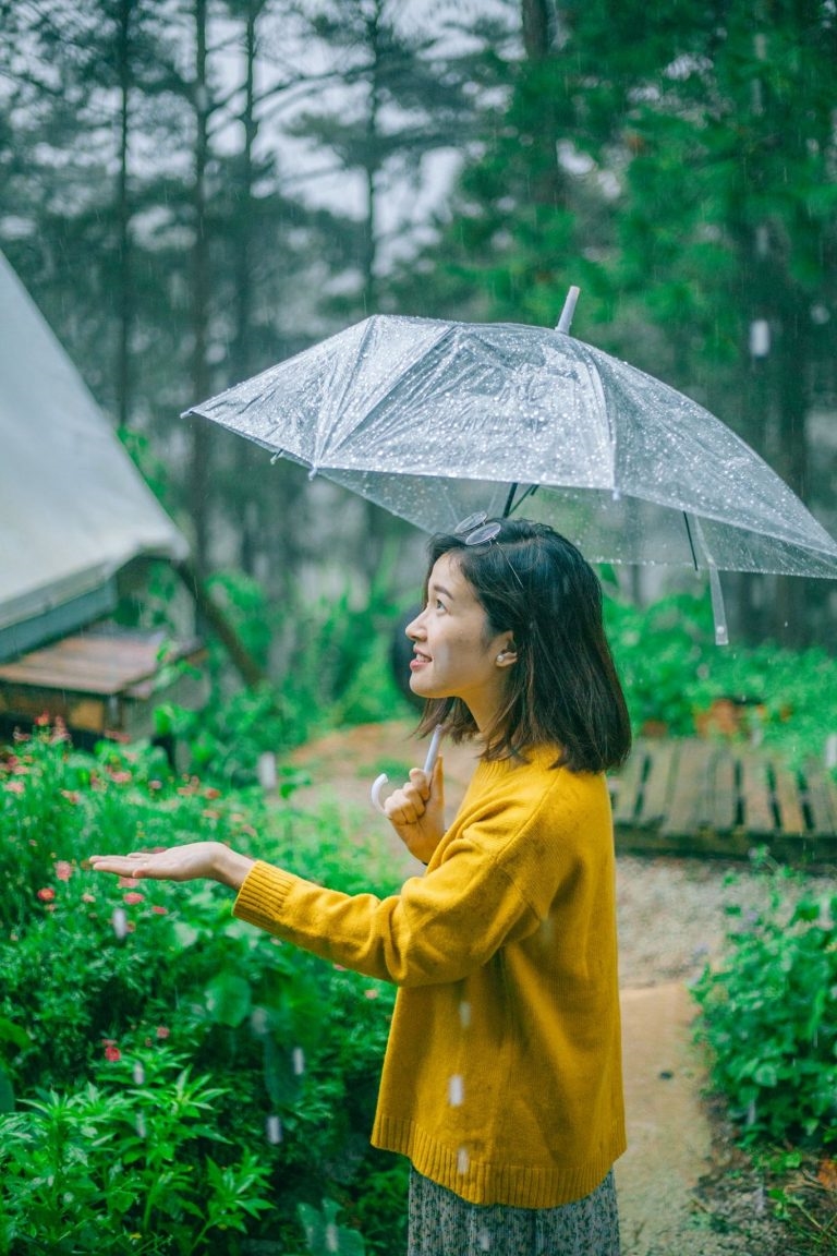 Du lịch vào mùa mưa cũng có ưu điểm khác đó là mùa thấp điểm nên các địa điểm nổi tiếng của Đà Lạt (tỉnh Lâm Đồng) không rơi vào tình trạng quá tải, chen lấn, tha hồ cho du khách vui chơi, ngắm cảnh