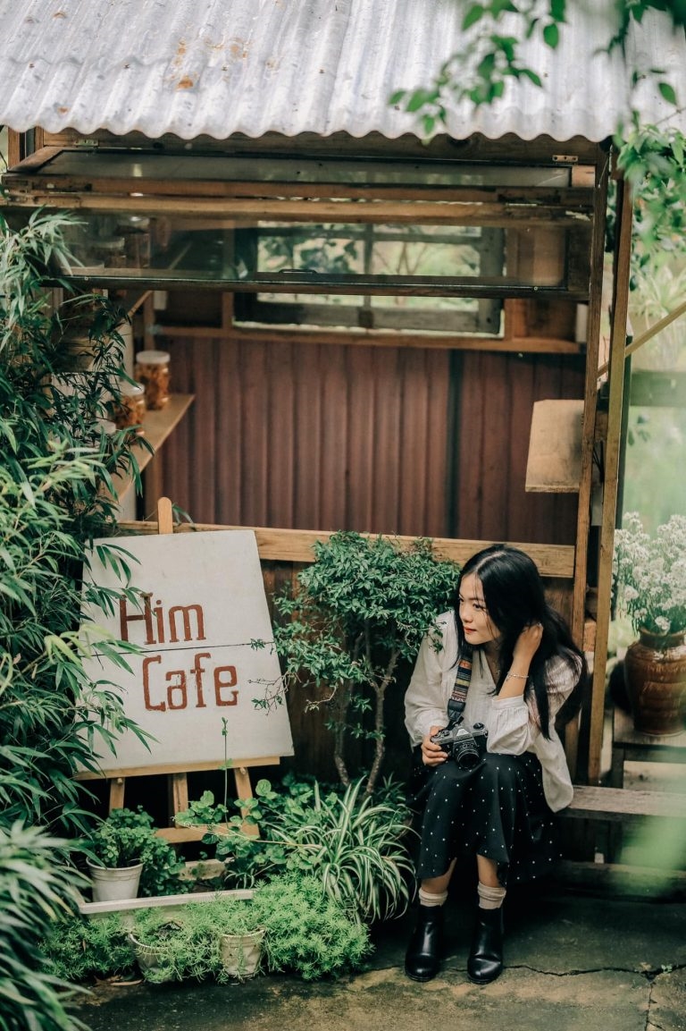 Nhắc đến Đà Lạt mùa mưa, bên cạnh thời tiết se lạnh, sương mù dày đặc, nhưng món ăn nóng hổi… thì quán cafe cũng là thứ không thể thiếu. Đà Lạt có nhiều các quán cafe với các vị trí khác nhau, thiết kế độc đáo mang dấu ấn riêng, decor phong cách riêng…