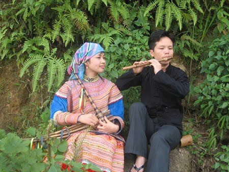 Người Mông sử dụng hai loại sáo: Sáo dọc và sáo ngang. Sáo dọc tiếng Mông gọi là “tràng pua”. Sáo được ghép từ 3 ống trúc, ống giữa to và dài hơn, hai ống nhỏ bên cạnh gần như là để trang trí làm cho cây sáo đồ sộ hơn…