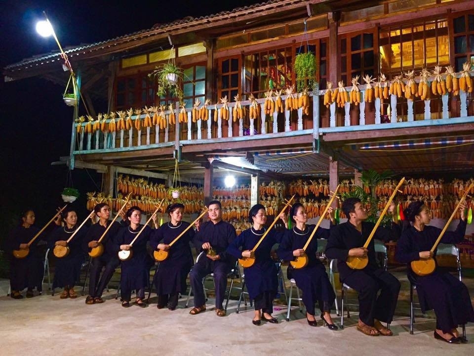 Cộng đồng các dân tộc trên vùng đất biên cương Lạng Sơn đã sáng tạo, lưu giữ được nhiều loại hình nghệ thuật diễn xướng dân gian phong phú. Trong đó hát then của đồng bào Tày, Nùng là loại hình mang đậm bản sắc văn hóa xứ Lạng, được UNESCO ghi danh là Di sản văn hóa phi vật thể đại diện của nhân loại