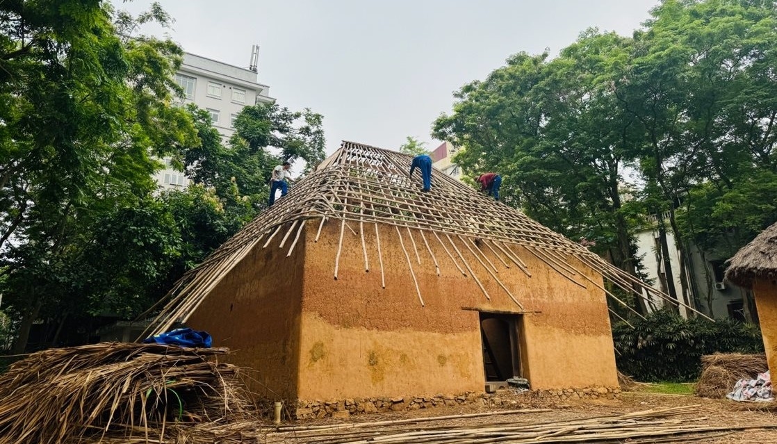 Bảo tàng đã mời năm người thợ Hà Nhì từ Y Tý xuống trực tiếp thi công, chỉnh trang ngôi nhà