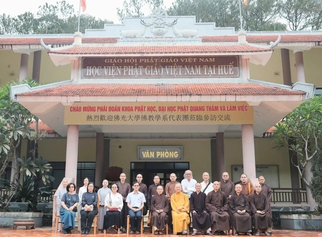 Hai bên chụp hình lưu niệm tại Cơ sở 2 - Học viện Phật giáo Việt Nam tại Huế