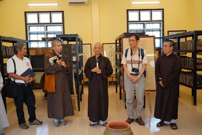 Thượng tọa Thích Không Nhiên, Phó Viện trưởng kiêm Trưởng phòng Nghiên cứu Khoa học Học viện Phật giáo Việt Nam tại Huế giới thiệu Phòng Lưu trữ Mộc bản Phật giáo cố đô