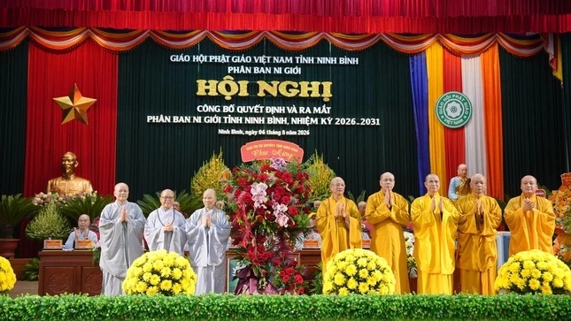 Ban Trị sự Giáo hội Phật giáo Việt Nam tỉnh Ninh Bình tặng hoa chúc mừng