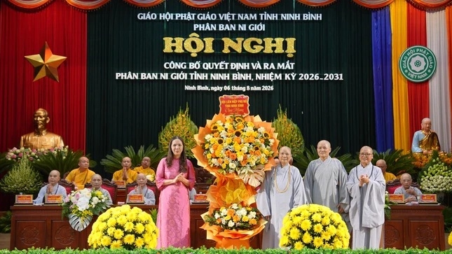 Đại diện lãnh đạo chính quyền, ban, ngành các cấp tỉnh Ninh Bình tặng hoa chúc mừng