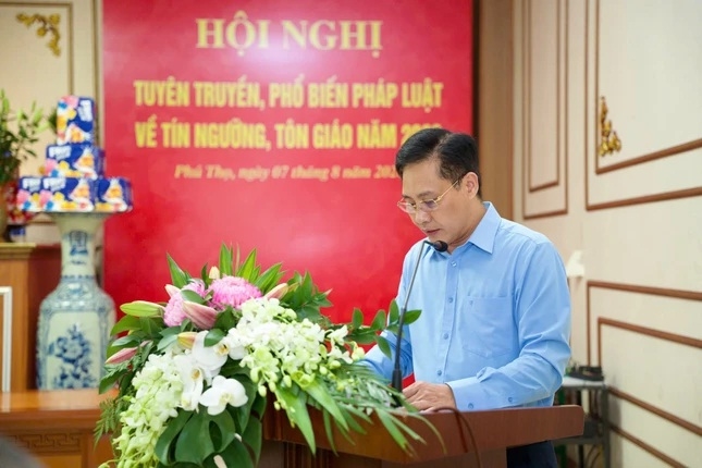 Ông Lê Công Luận, Phó Giám đốc Sở Dân tộc và Tôn giáo tỉnh phát biểu tại Hội nghị
