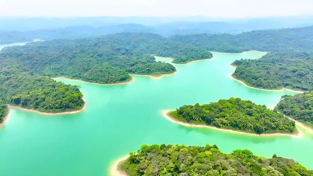 Ẩn mình giữa trùng điệp núi rừng phía Tây Nam Thanh Hóa, Vườn quốc gia Bến En hiện lên như một bức tranh sơn thủy kỳ vĩ với 21 hòn đảo xanh giữa lòng hồ Sông Mực mênh mang