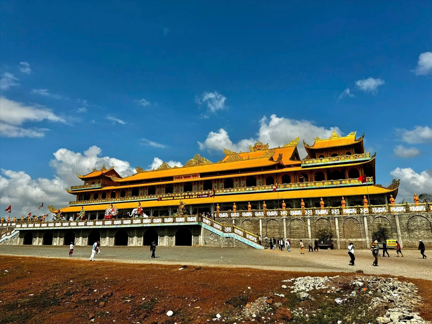 Minh Duc pagoda features a main hall spanning nearly 12,000 square meters, characterized by unique architecture 