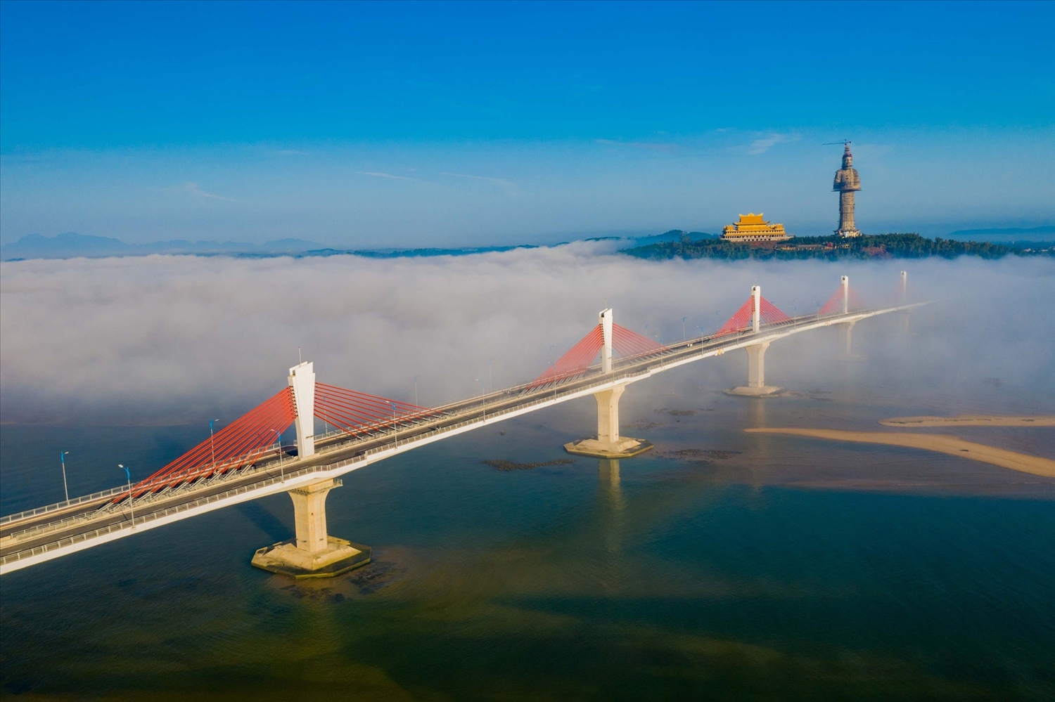 Minh Duc pagoda is located near Co Luy bridge, creating a magical scene downstream of Tra Khuc river
