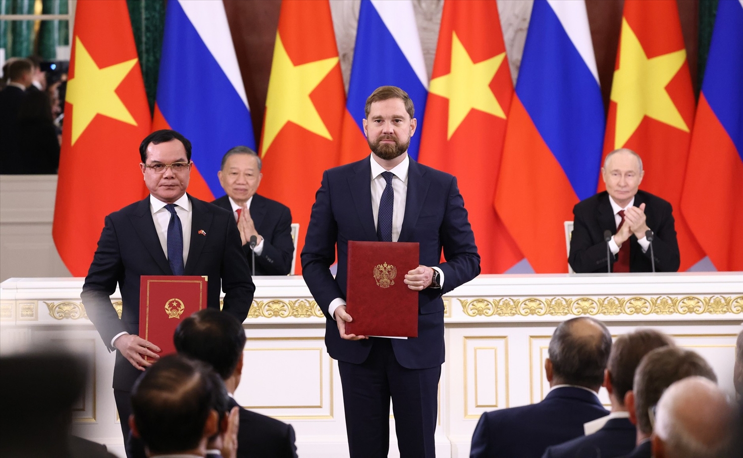 Bộ trưởng Bộ Dân tộc và Tôn giáo Nguyễn Đình Khang và Giám đốc Cơ quan Liên bang về các vấn đề dân tộc Liên bang Nga I.V. Barinov trao đổi Bản ghi nhớ hợp tác. Ảnh: Điện Kremlin
