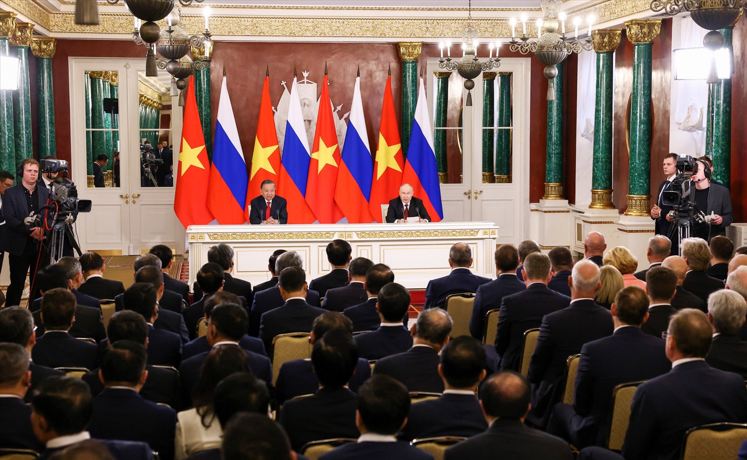 Tổng Bí thư, Chủ tịch nước Tô Lâm và Tổng thống Nga Vladimir Putin chứng kiến Lễ trao các văn kiện hợp tác giữa Việt Nam và Liên bang Nga