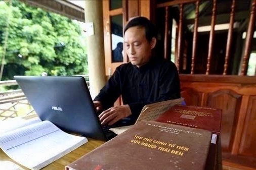 Ông Tòng Văn Hân ( bản Liếng, xã Thanh Yên, tỉnh Điện Biên) dành nhiều tâm huyết nghiên cứu, sưu tầm, biên dịch và chuyển thể các tư liệu dân gian của người Thái