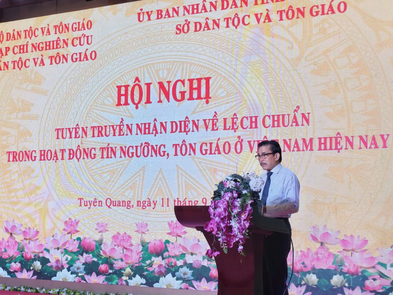 Ông Lê Công Bình, Uỷ viên Ban Chấp hành Đảng bộ, Tổng Biên tập Tạp chí Nghiên cứu Dân tộc và Tôn giáo (Bộ Dân tộc và Tôn giáo) phát biểu đề dẫn tại Hội nghị