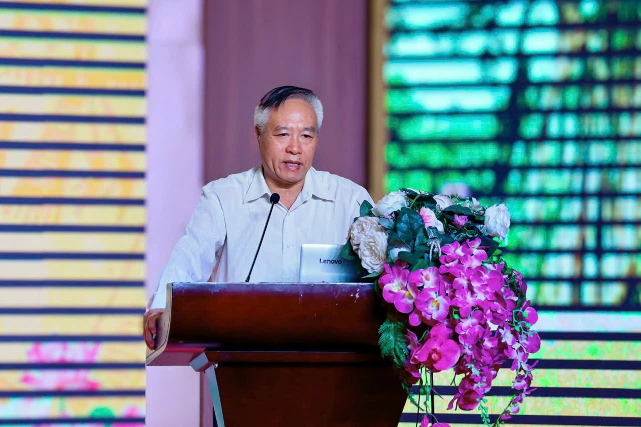 Ông Lê Đình Nghĩa, nguyên Vụ trưởng Vụ Tôn giáo, Ban Dân vận Trung ương báo cáo viên tại Hội nghị (Ảnh: Trần Hoàn - Hoàn Minh)