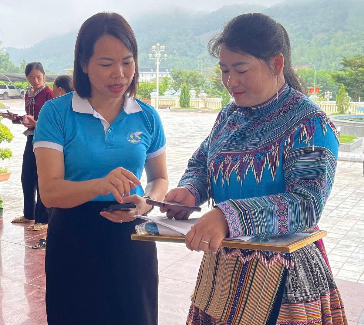 Chị Lang Thị Nương (bên trái), Phó Chủ tịch Ủy ban MTTQ xã Nà Hỳ, phụ trách Hội LHPN xã trao đổi về triển khai mô hình với Chi hội trưởng Phụ nữ bản Nậm Nhừ.