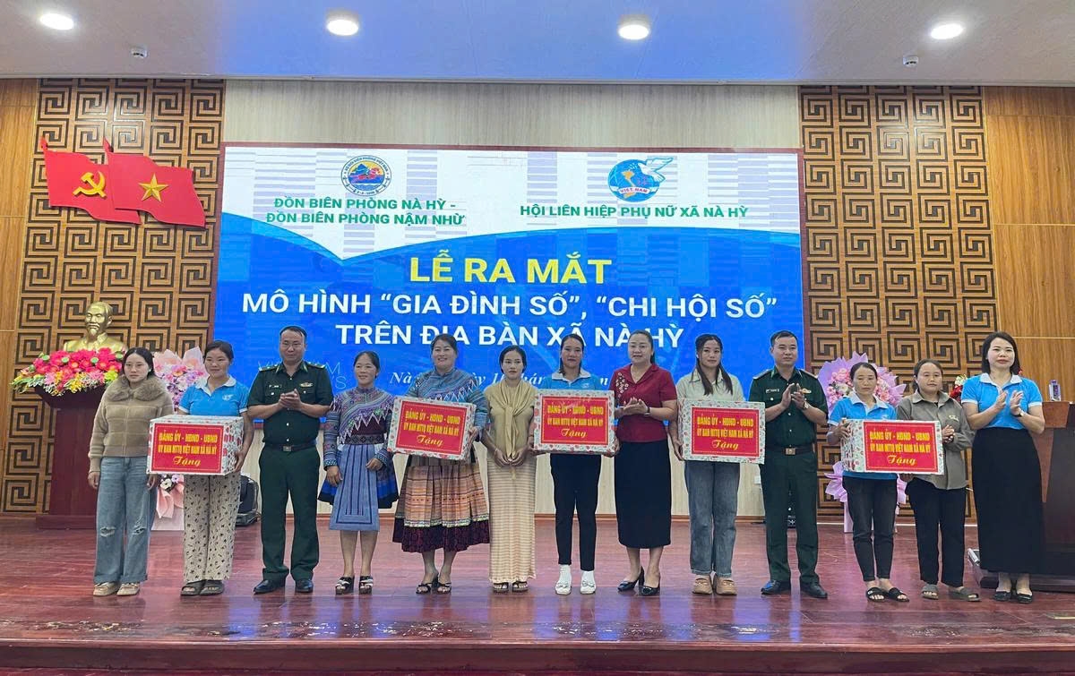 Lễ ra mắt mô hình ""Gia đình số", "Chi hội số" trên địa bàn xã Nà Hỳ.