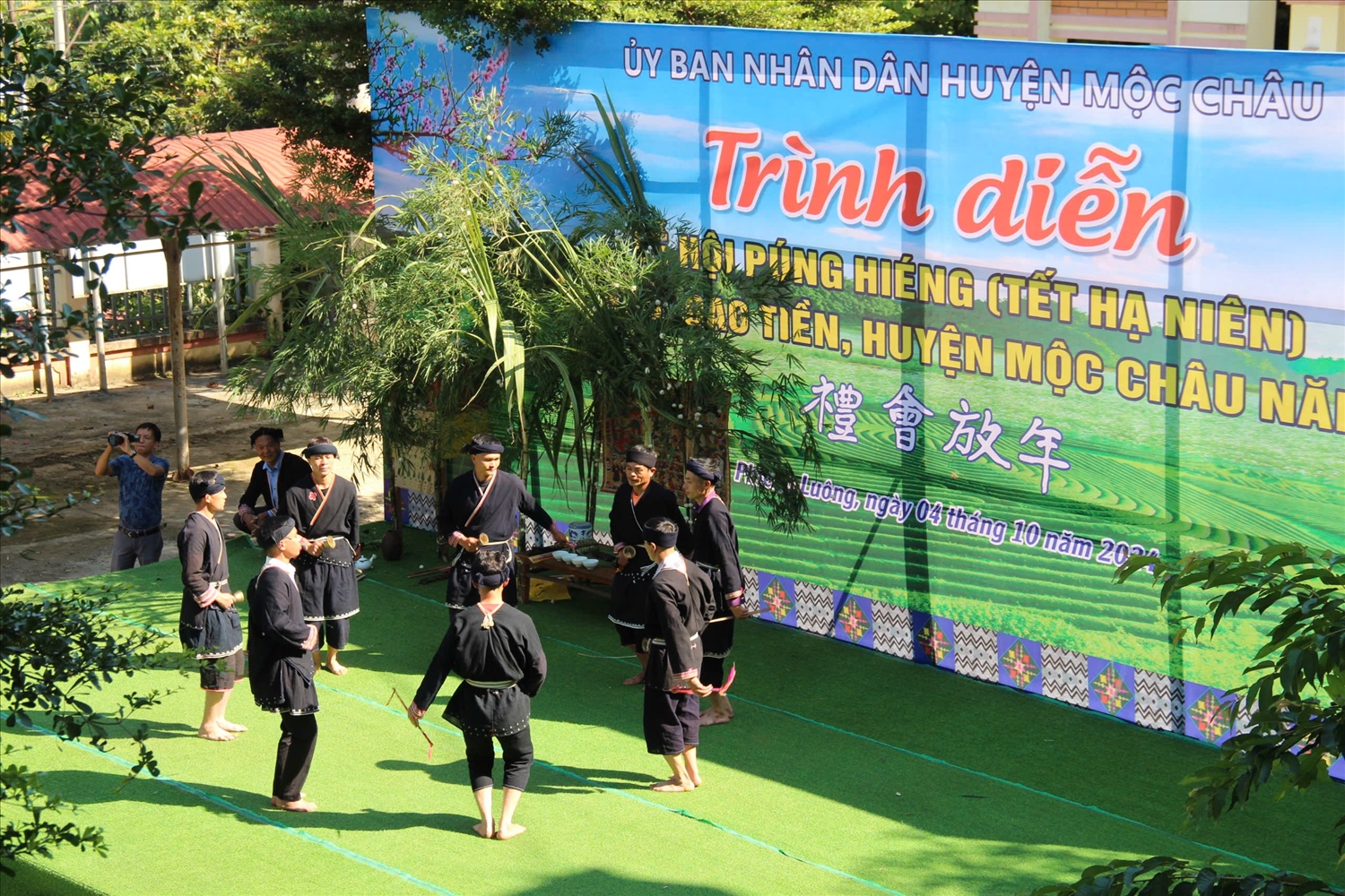 Eight soldiers return from the mission, bringing good fortune and auspiciousness