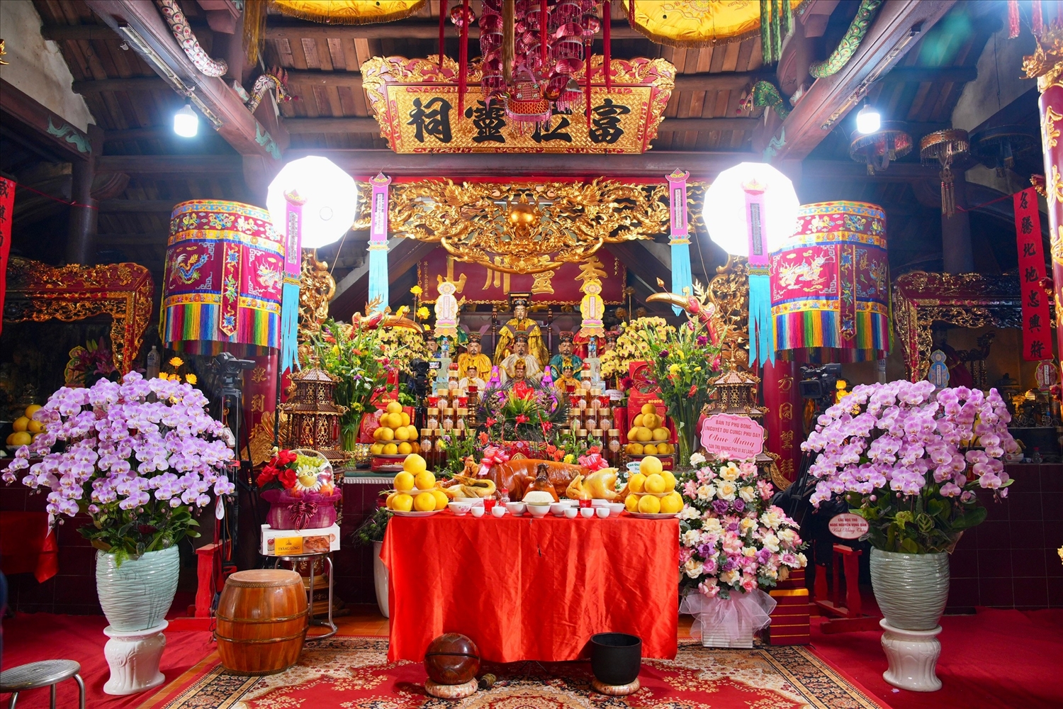 Trong đời sống tín ngưỡng dân gian, công tác thủ nhang giữ vai trò quan trọng trong việc duy trì hương khói, thực hành nghi lễ, bảo đảm sự trang nghiêm, nền nếp của không gian thờ tự