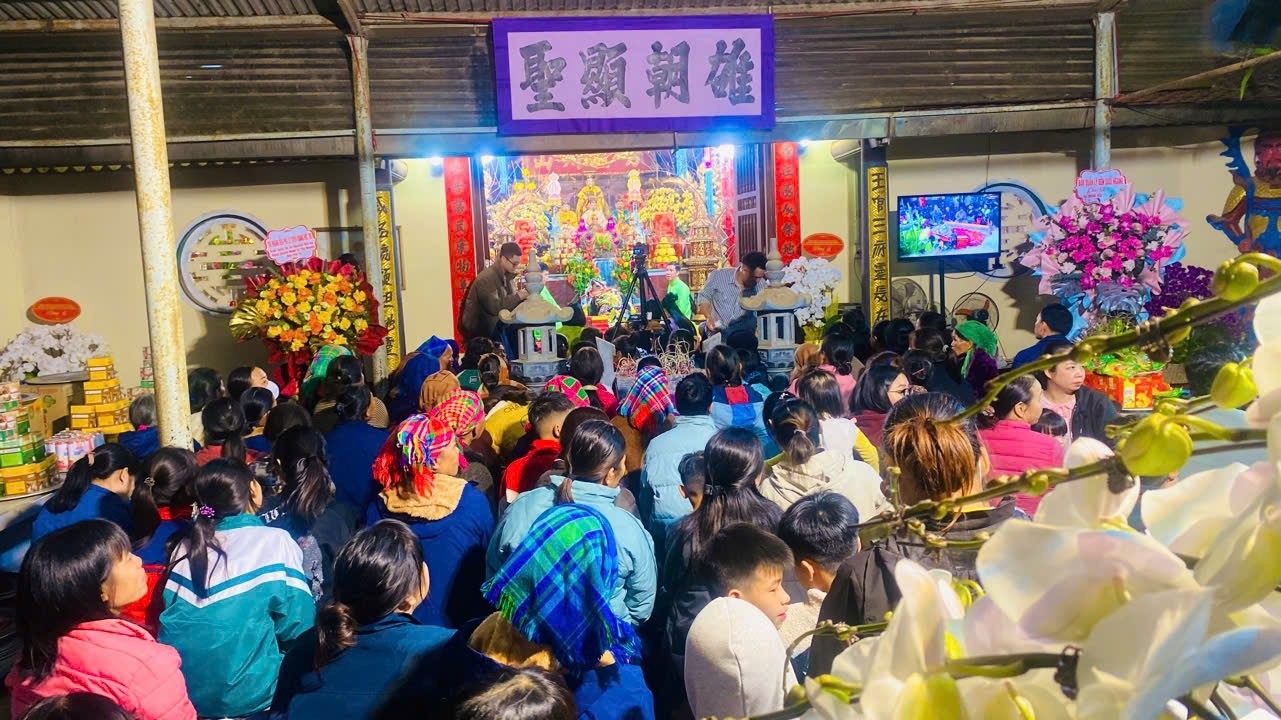 Đông đảo người dân, du khách thập phương đến thăm quan, chiêm bái, góp phần tạo nên bầu không khí trang nghiêm, uy linh và hoan hỷ