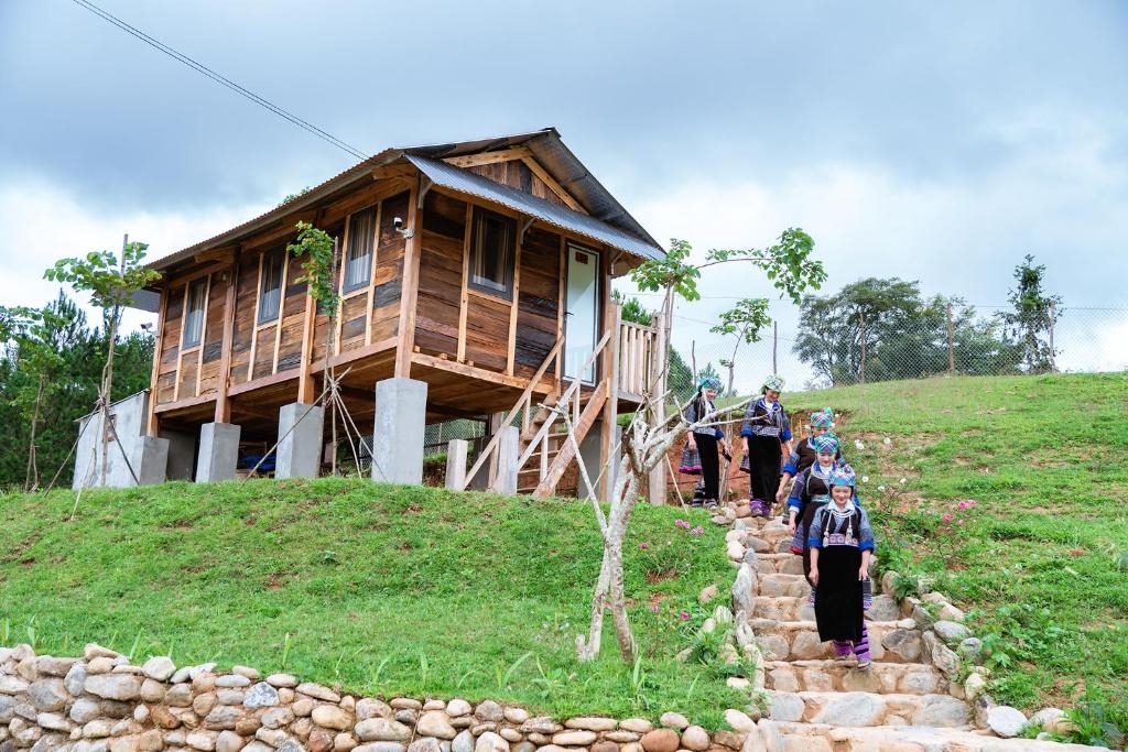 Mỗi căn bungalow nhỏ xinh đều làm bằng tre và đá tự nhiên, giữ ấm tốt, thân thiện với môi trường. Buổi tối, cả khu lodge sáng lên bằng đèn vàng ấm, tạo nên một không gian như cổ tích giữa núi rừng
