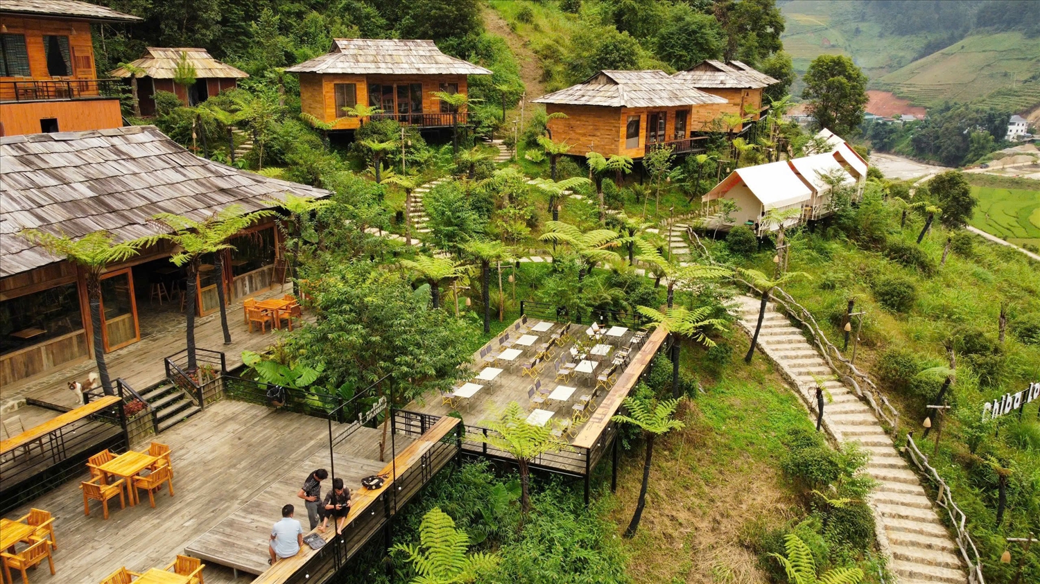Ẩn sâu giữa bản Nậm Khắt, Chiba Ecolodge Resort (Mù Cang Chải) là một viên ngọc xanh đúng nghĩa. Không xa hoa, không ồn ào, nơi đây đem lại trải nghiệm ở giữa rừng, nghe được cả tiếng mây trôi