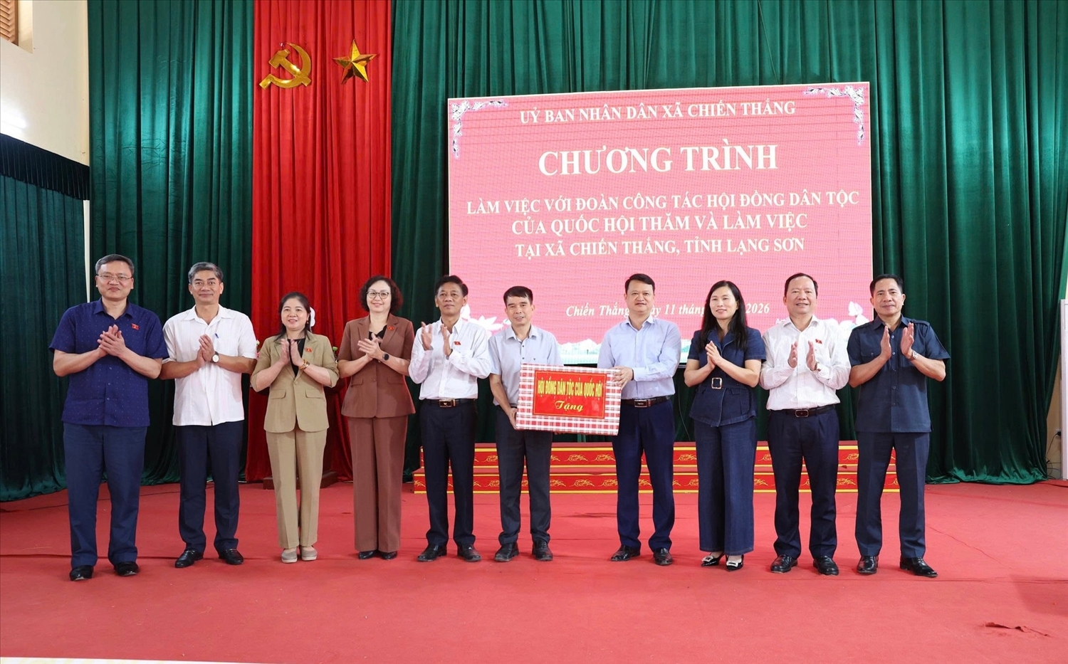 Đoàn công tác trao quà tặng UBND xã Chiến Thắng, tỉnh Lạng Sơn