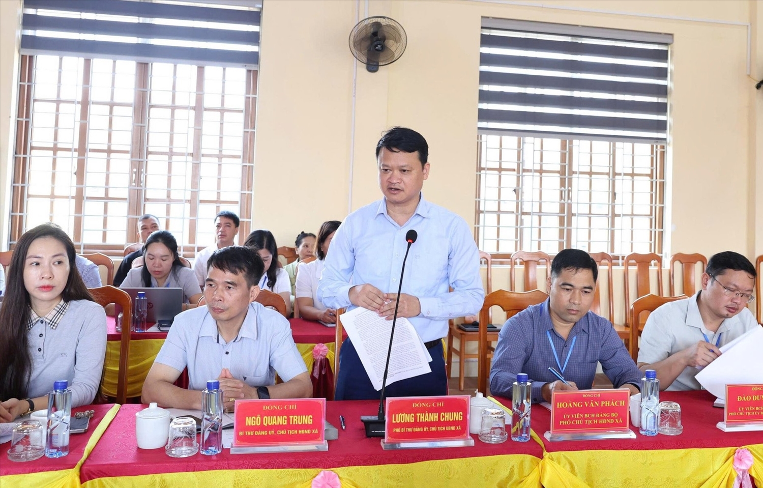 Chủ tịch UBND xã Chiến Thắng Lương Thành Chung báo cáo tiến độ triển khai thực hiện Nghị quyết số 257/2025/QH15 trên địa bàn. Ảnh: Hoàng Ngọc