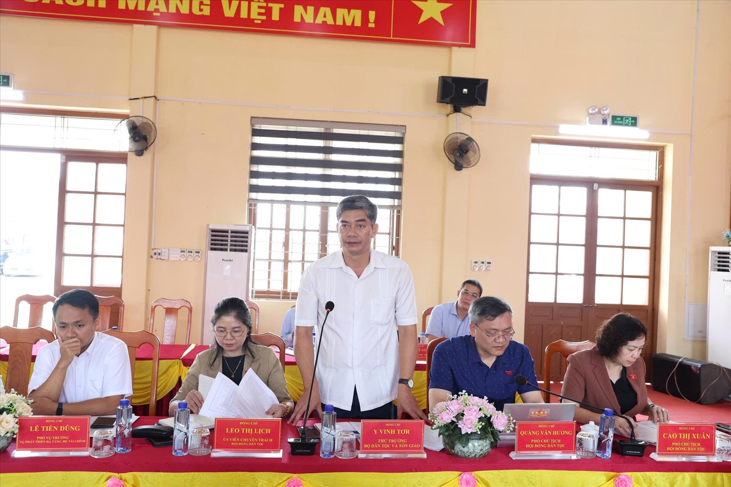 Thứ trưởng Bộ Dân tộc và Tôn giáo Y Vinh Tơr phát biểu tại cuộc làm việc. Ảnh: Hoàng Ngọc