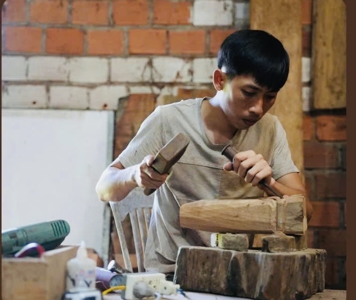 Tôn Triệu Viện tỉ mỉ đục tượng bằng phương pháp thủ công, từng bước tạo hình cho tác phẩm mang dấu ấn văn hóa Hrê