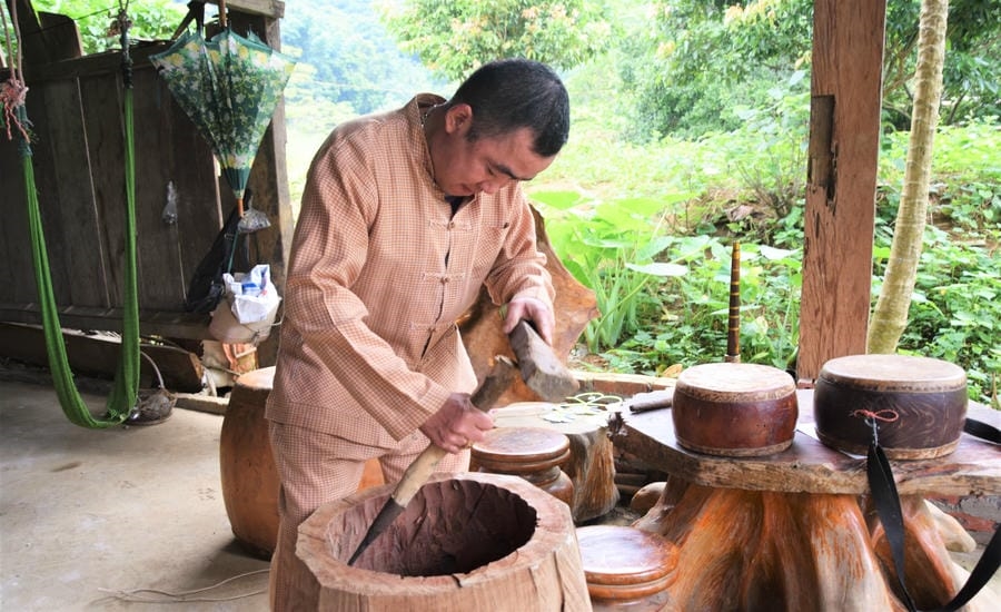 Ông Hà Văn Trung, bản Lằn, xã Mường Bang, tỉnh Sơn La, chế tác trống truyền thống của dân tộc Mường, góp phần gìn giữ kỹ thuật làm trống và những thanh âm đặc trưng trong đời sống văn hóa cộng đồng