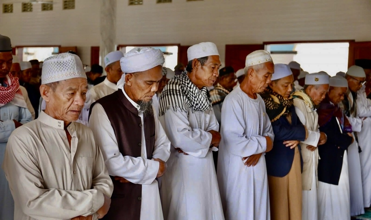 Các tín đồ Chăm Islam thực hiện lễ nguyện tại thánh đường, gìn giữ nếp sinh hoạt tôn giáo được trao truyền qua nhiều thế hệ